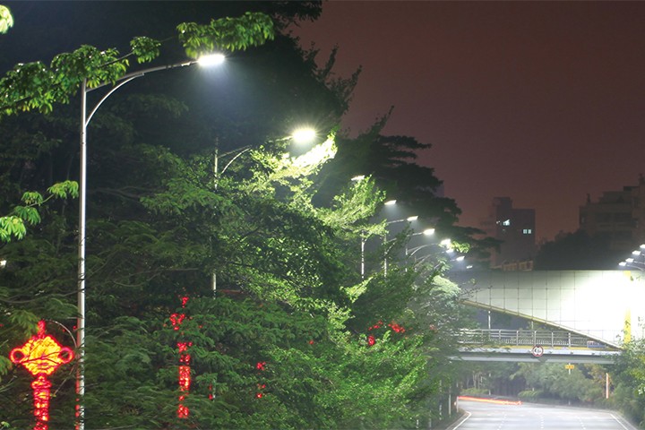 深圳寶安大道路燈項(xiàng)目